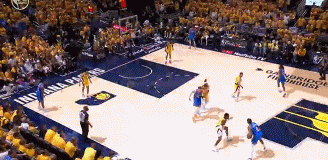 灵动跑位！霍姆格伦底线切入无视麦康纳拉拽暴扣2+1